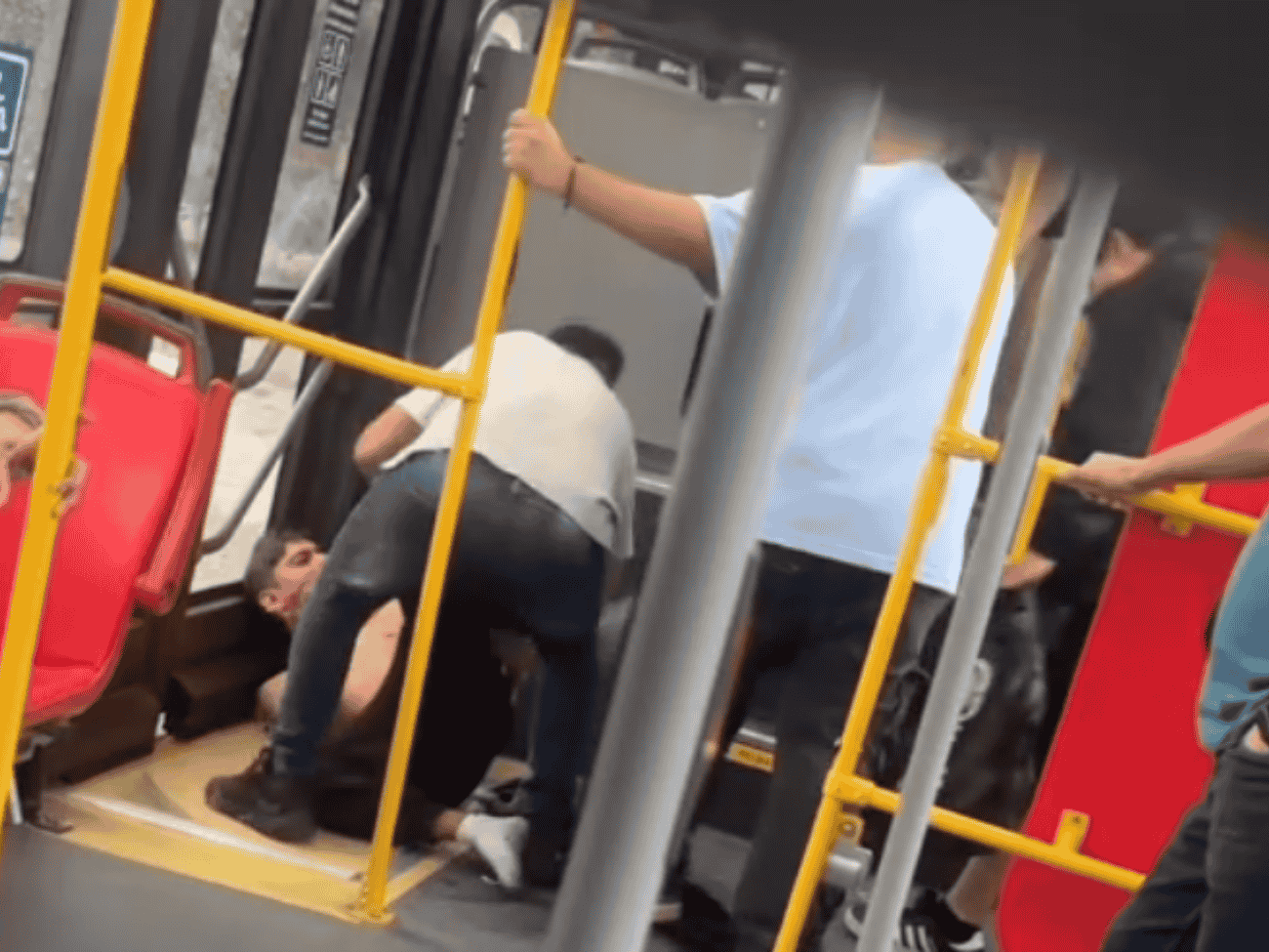 [VIDEO] Pasajeros de recorrido I03 golpean y desnudan a sujeto que intentó asaltar a persona mayor