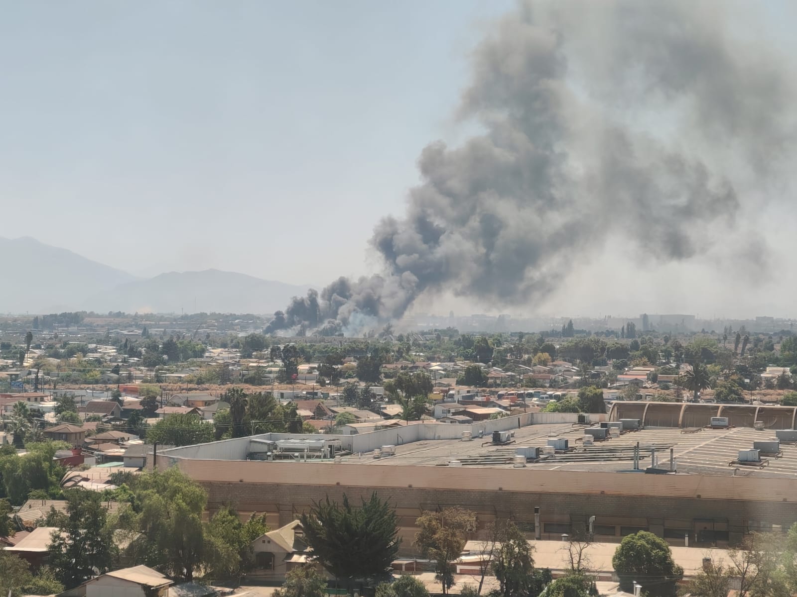 Incendio en Maipú: llamas en pastizales alertan a vecinos de sectores cercanos a Américo Vespucio