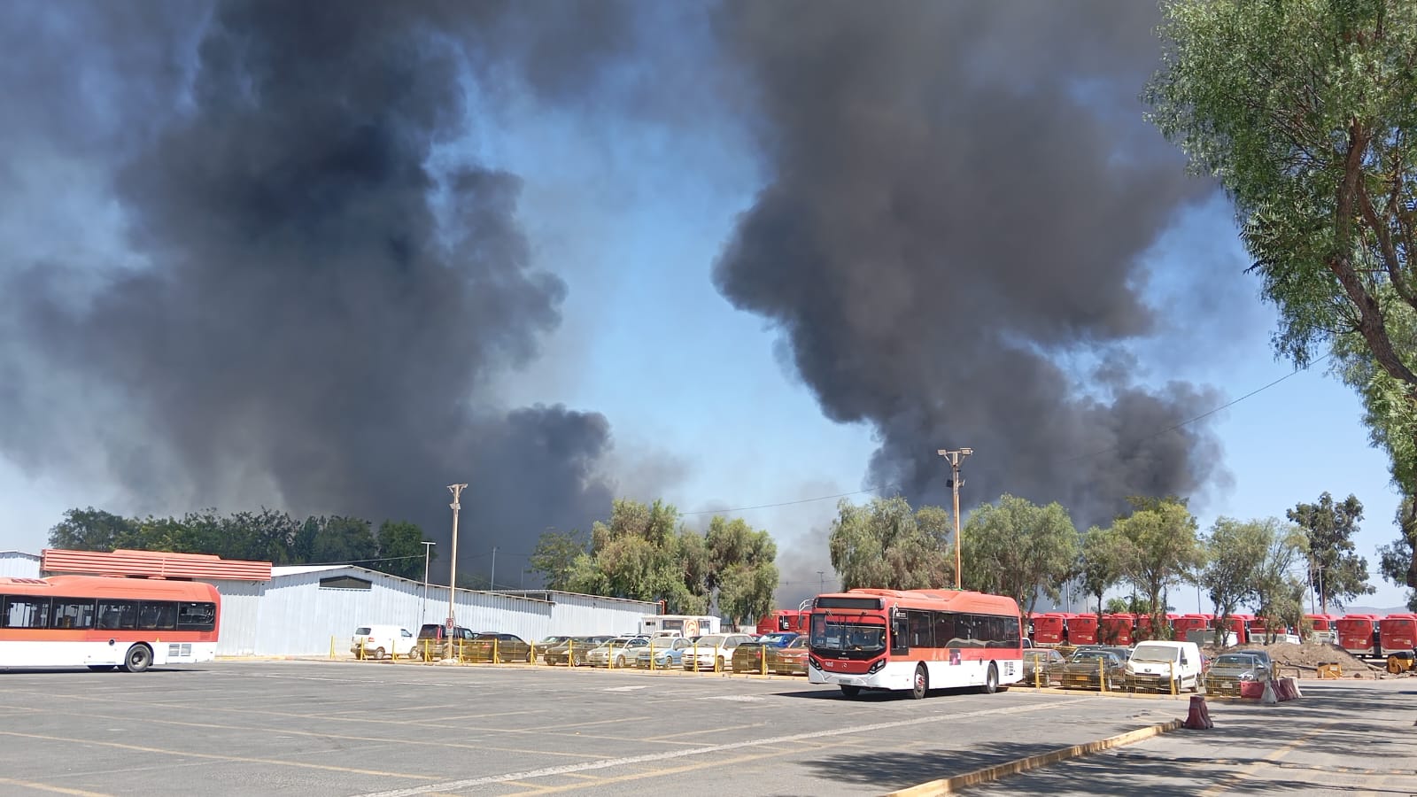 Bomberos de Maipú controlan incendio de pastizal que amenazó terminal de buses