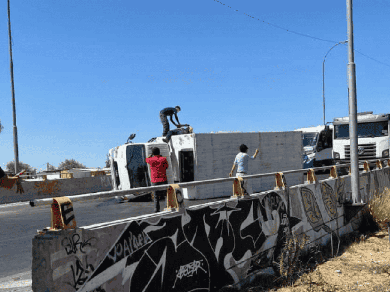 [AHORA] Camión volcado en enlace Alberto Llona: equipos de emergencias trabajan en el lugar