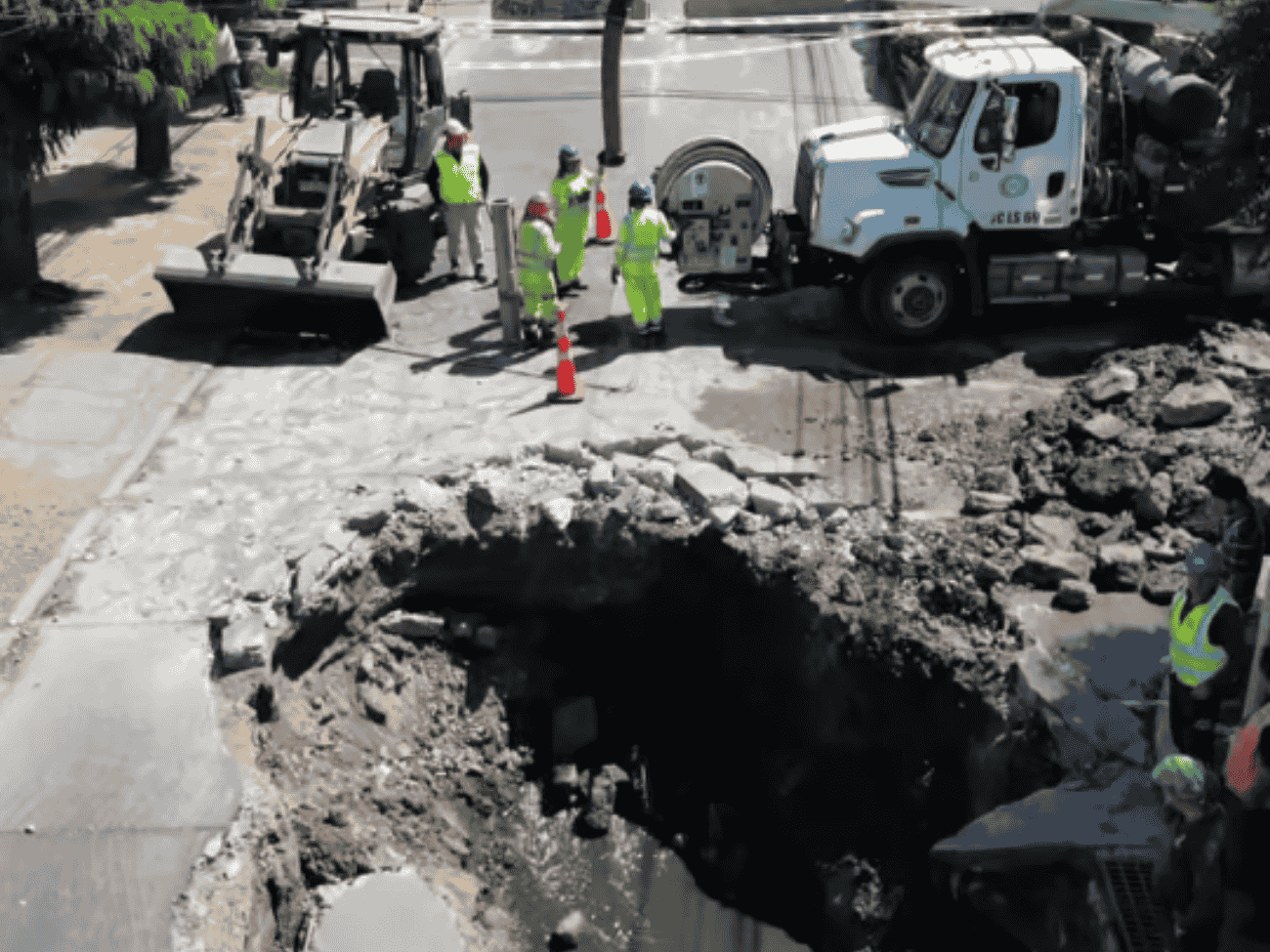 Emergencia sanitaria por gran socavón en Estación Central: SMAPA sigue trabajando en el lugar