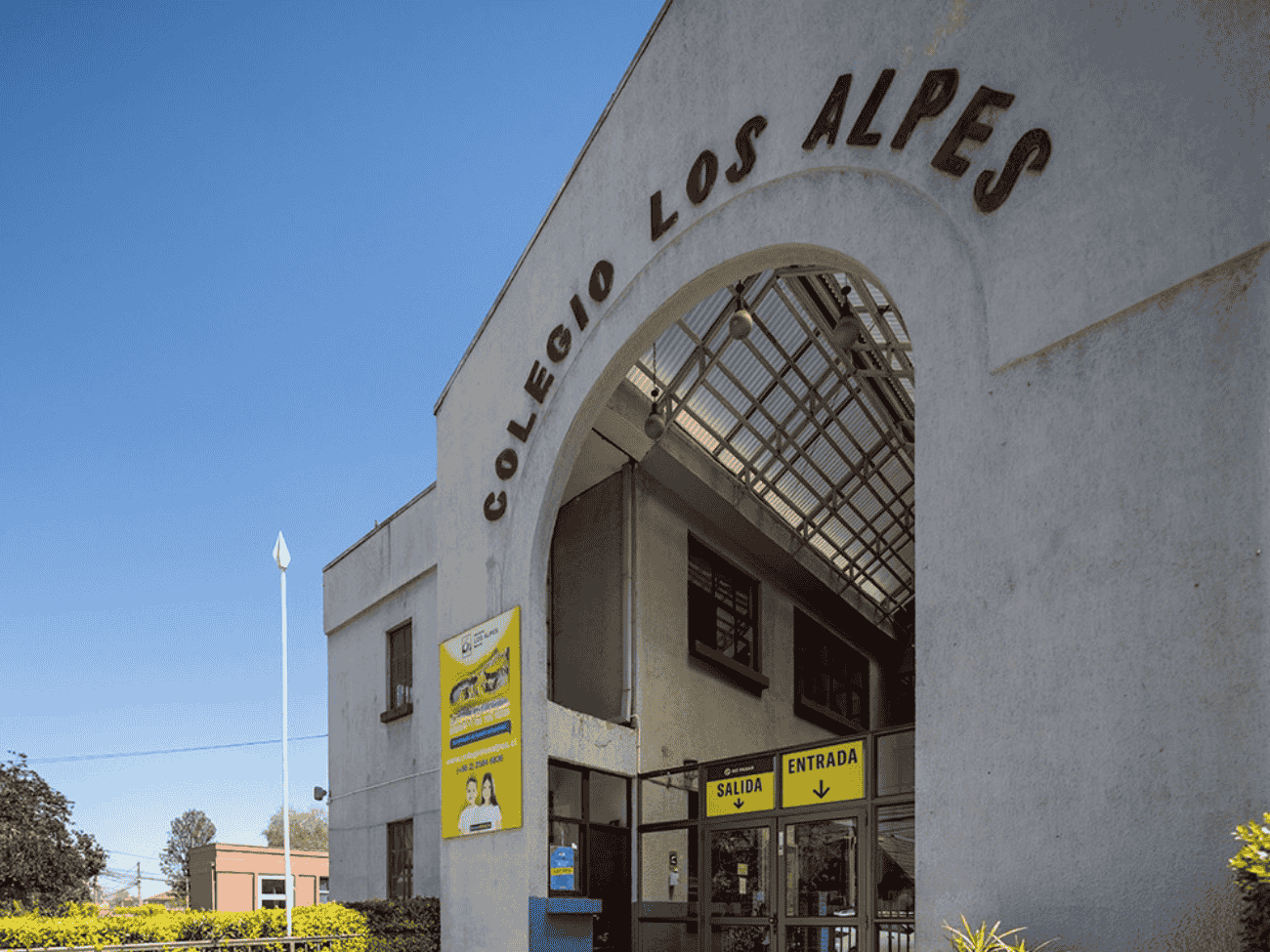 “Se está convirtiendo en una práctica de bromas macabras”: Colegio Los Alpes de Maipú anuncia medidas por amenazas de tiroteos 10 “Se está convirtiendo en una práctica de bromas macabras”: Colegio Los Alpes de Maipú anuncia medidas por amenazas de tiroteos
