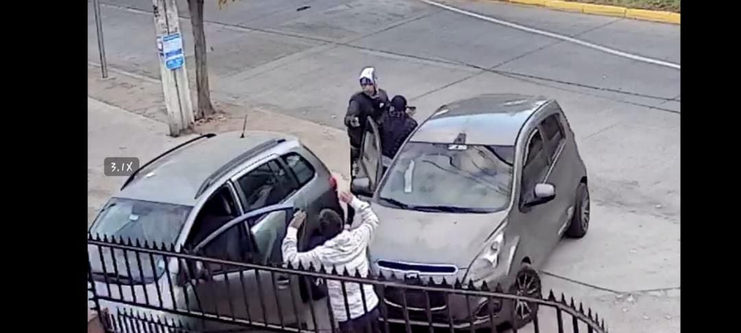 [Video] Con pistola en mano a las 7 de la mañana: Vecinos sufren portonazo en Barrio Los Bosquinos de Maipú