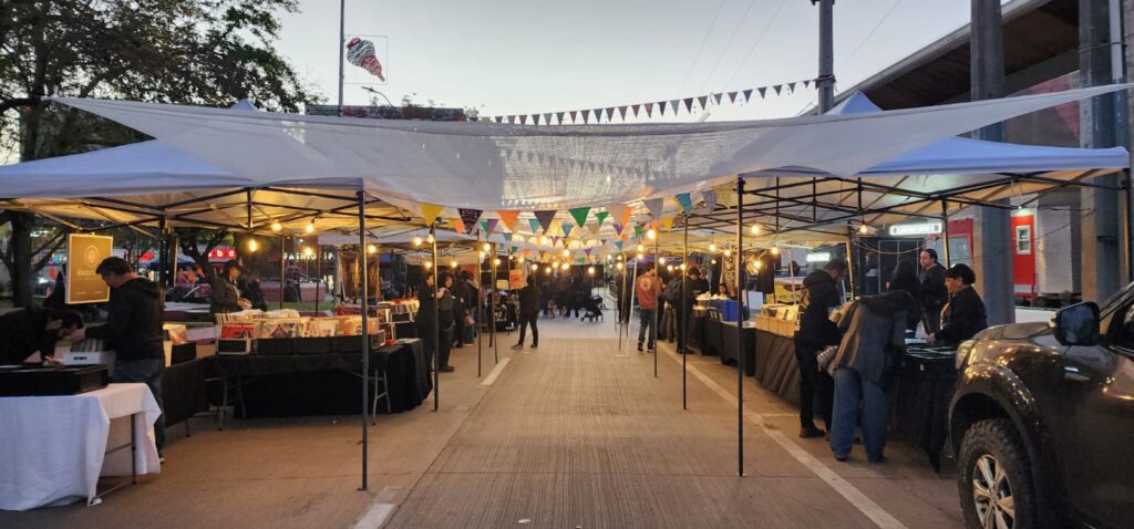 Panorama imperdible: Este sábado aterriza en Maipú la Feria de Vinilos 2 1000126026 1