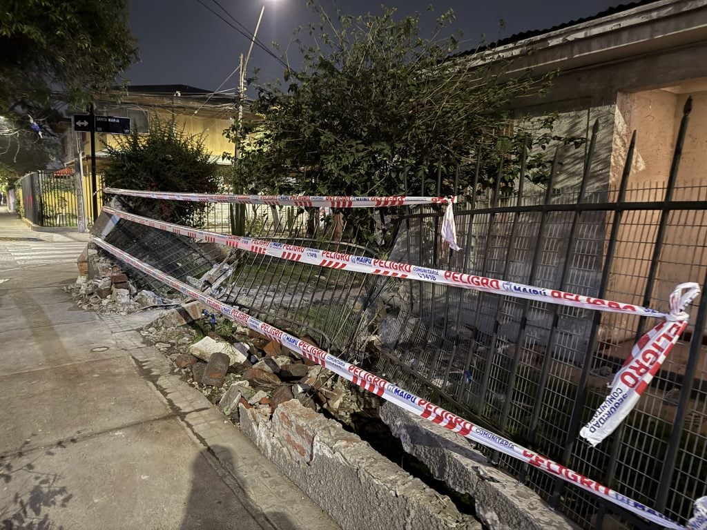 Auto chocó y destruyó frontis de domicilio donde vive persona mayor de 97 años en Maipú 1 Auto choca frontis de casa de persona mayor