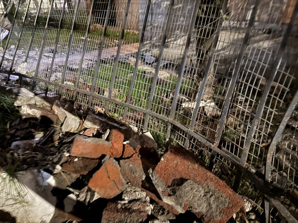 Auto chocó y destruyó frontis de domicilio donde vive persona mayor de 97 años en Maipú 3 Auto choca frontis de casa de persona mayor