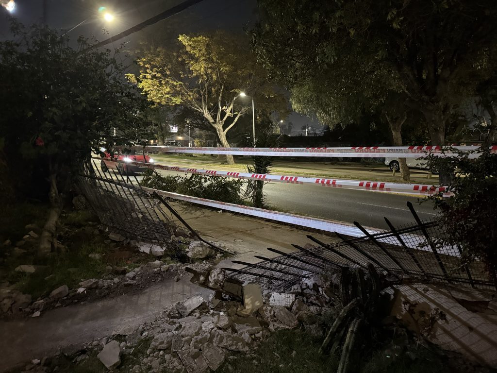 Auto chocó y destruyó frontis de domicilio donde vive persona mayor de 97 años en Maipú 6 Auto choca frontis de casa de persona mayor
