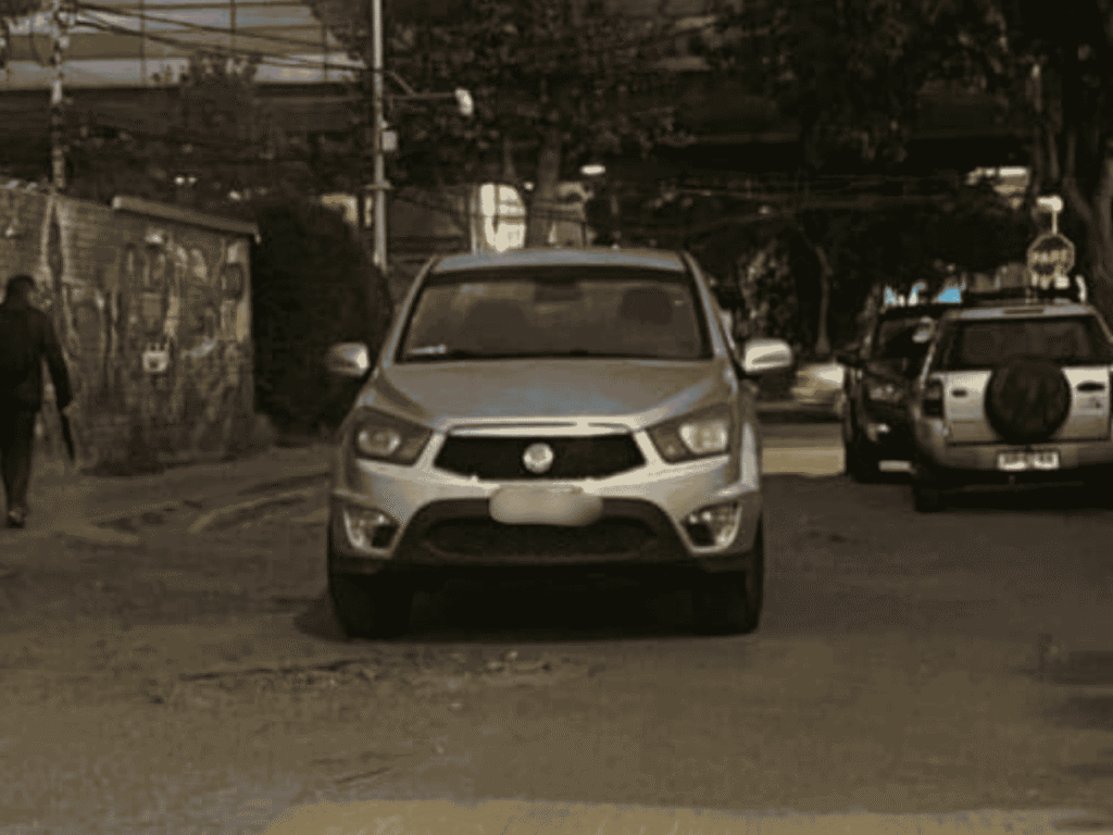 Doble delito en Metro Las Parcelas: delincuente roba camioneta, comete encerrona y deja rastro de vehículos abandonados 1 Doble delito en Metro Las Parcelas