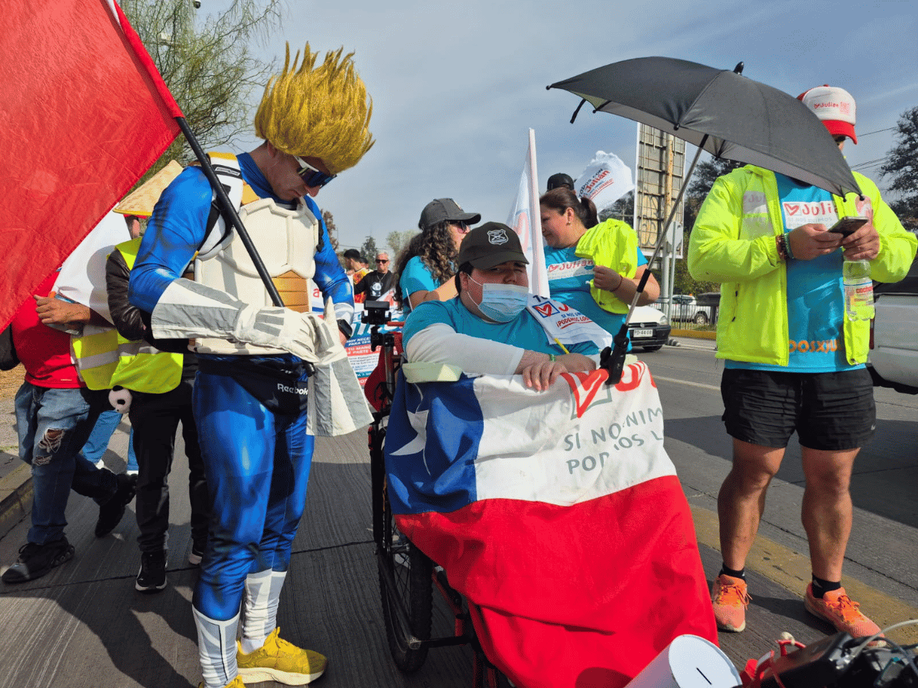 Vienen desde Puerto Varas y pasaron por Maipú: la historia de Julián, el adolescente con Distrofia Muscular de Duchenne que HOY llegará a La Moneda 3 Vienen desde Puerto Varas y pasaron por Maipú: la historia de Julián, el adolescente con Distrofia Muscular de Duchenne que HOY llegará a La Moneda