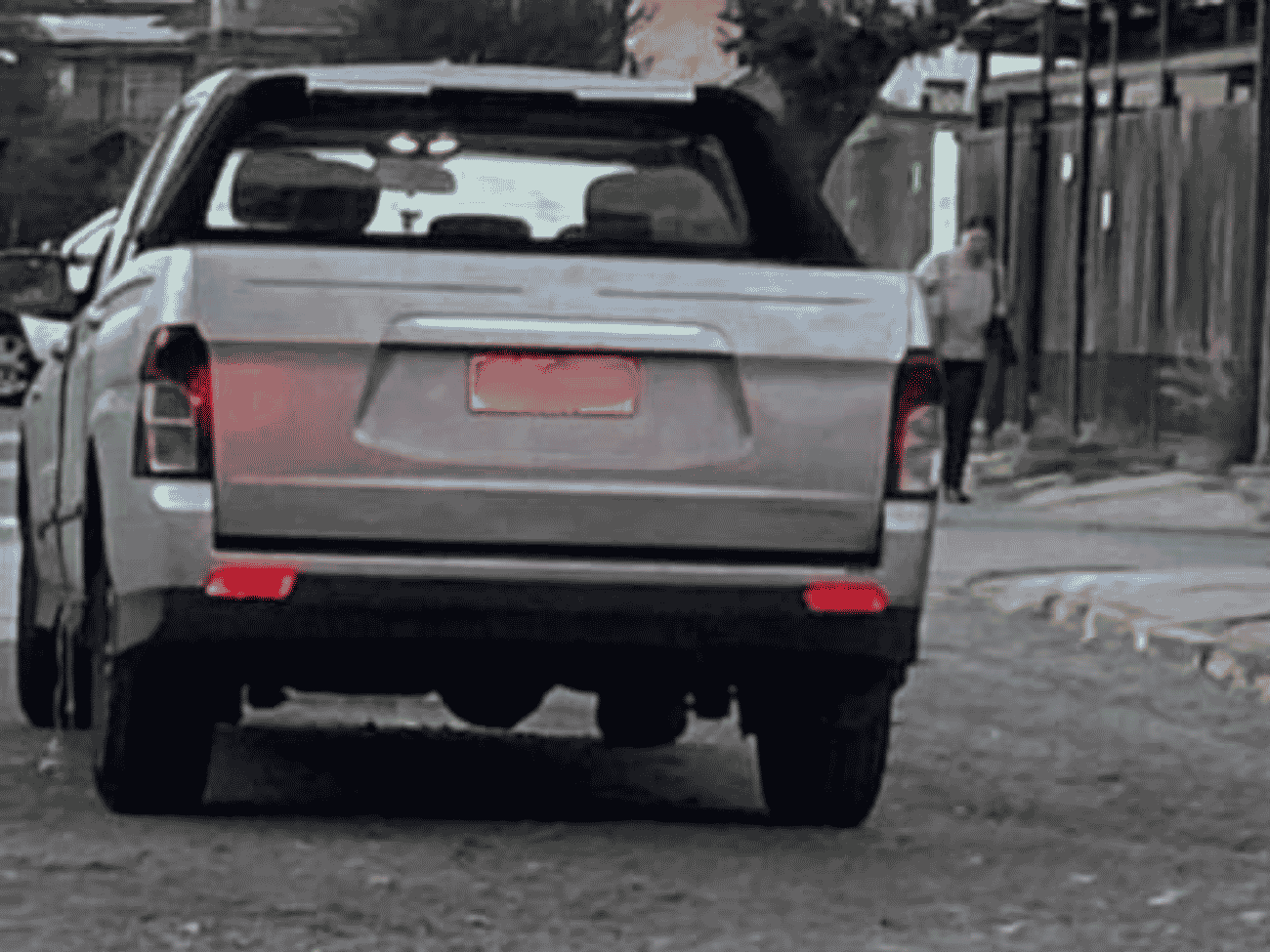Doble delito en Metro Las Parcelas: delincuente roba camioneta, comete encerrona y deja rastro de vehículos abandonados 3 Doble delito en Metro Las Parcelas: delincuente roba camioneta, comete encerrona y deja rastro de vehículos abandonados