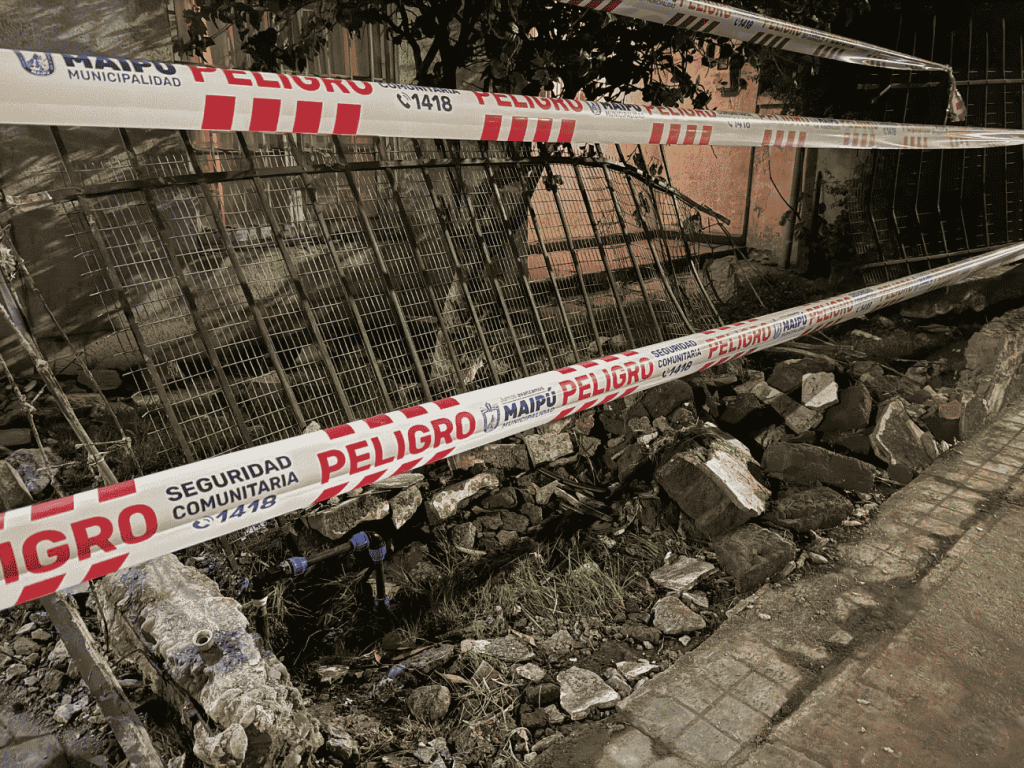 Auto chocó y destruyó frontis de domicilio donde vive persona mayor de 97 años en Maipú 5 Auto choca frontis de casa de persona mayor