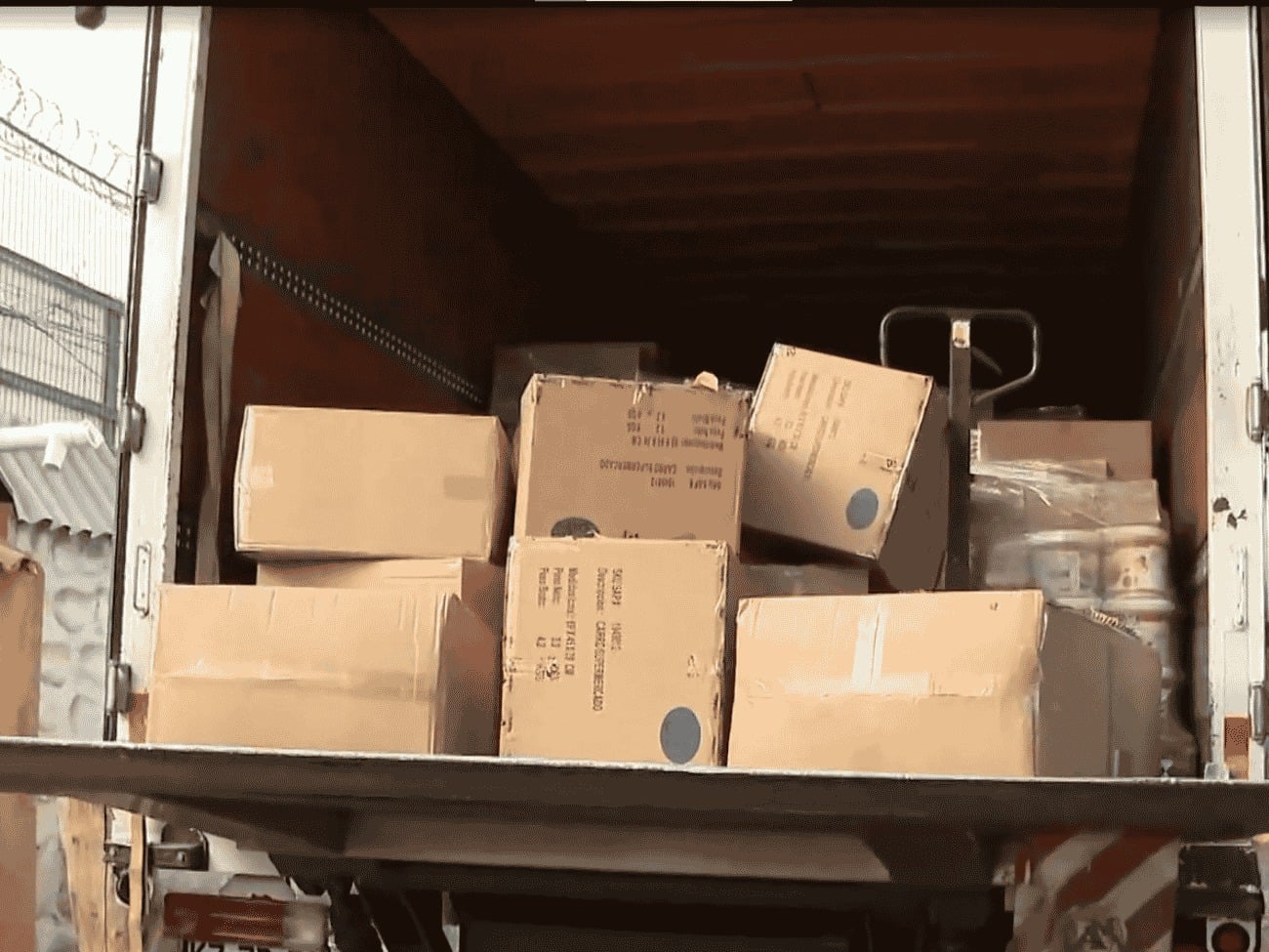Camión robado en Maipú termina en Conchalí: delincuentes intentaron guardar su carga en bodegas