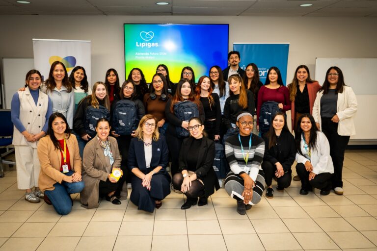 20 mujeres jóvenes de Maipú se integran a programa que impulsa a mujeres en carreras STEM