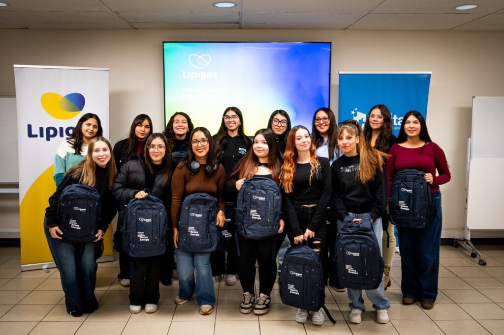 Abriendo Futuro en Maipú: 20 jóvenes se integran a programa que impulsa a mujeres en carreras de Ciencia, Tecnología, Ingeniería y Matemáticas 3 20 mujeres jóvenes de Maipú se integran a programa que impulsa a mujeres en carreras STEM
