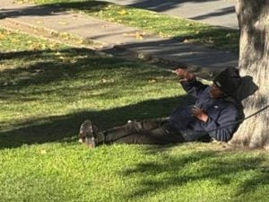 vecinos denuncian a sujeto en situación de calle