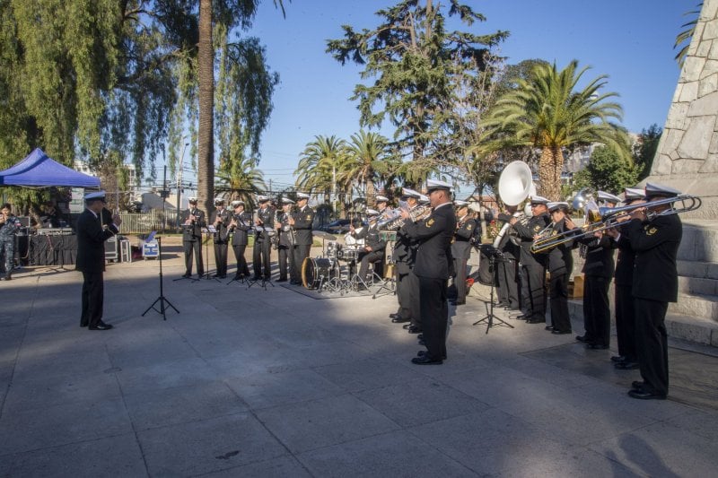 Maipú homenajeó las Glorias Navales con ofrenda floral y retreta en la Plaza de los Héroes