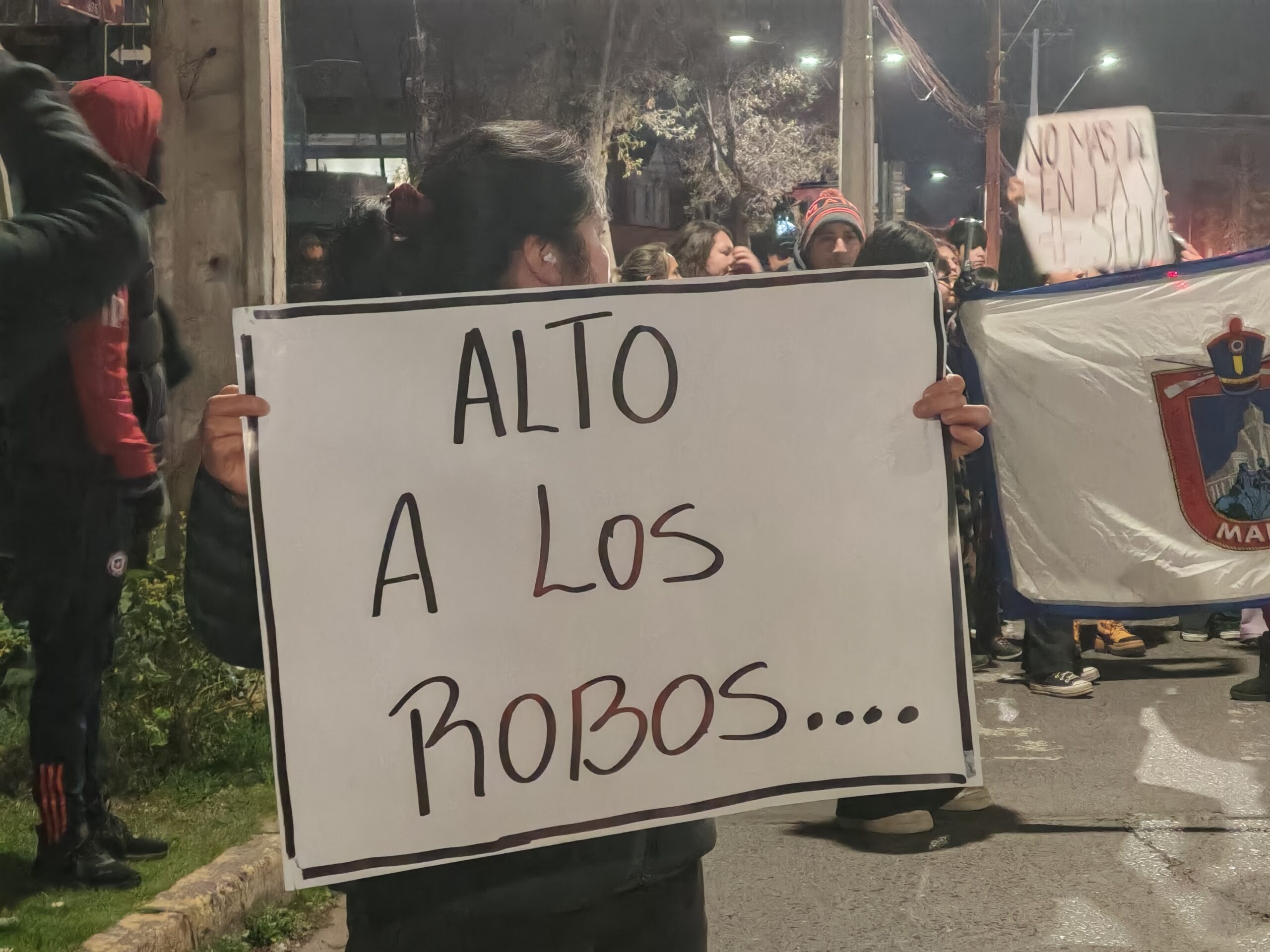 Más de 60 vecinos de Villa El Abrazo marcharon por sus calles pidiendo mayor seguridad