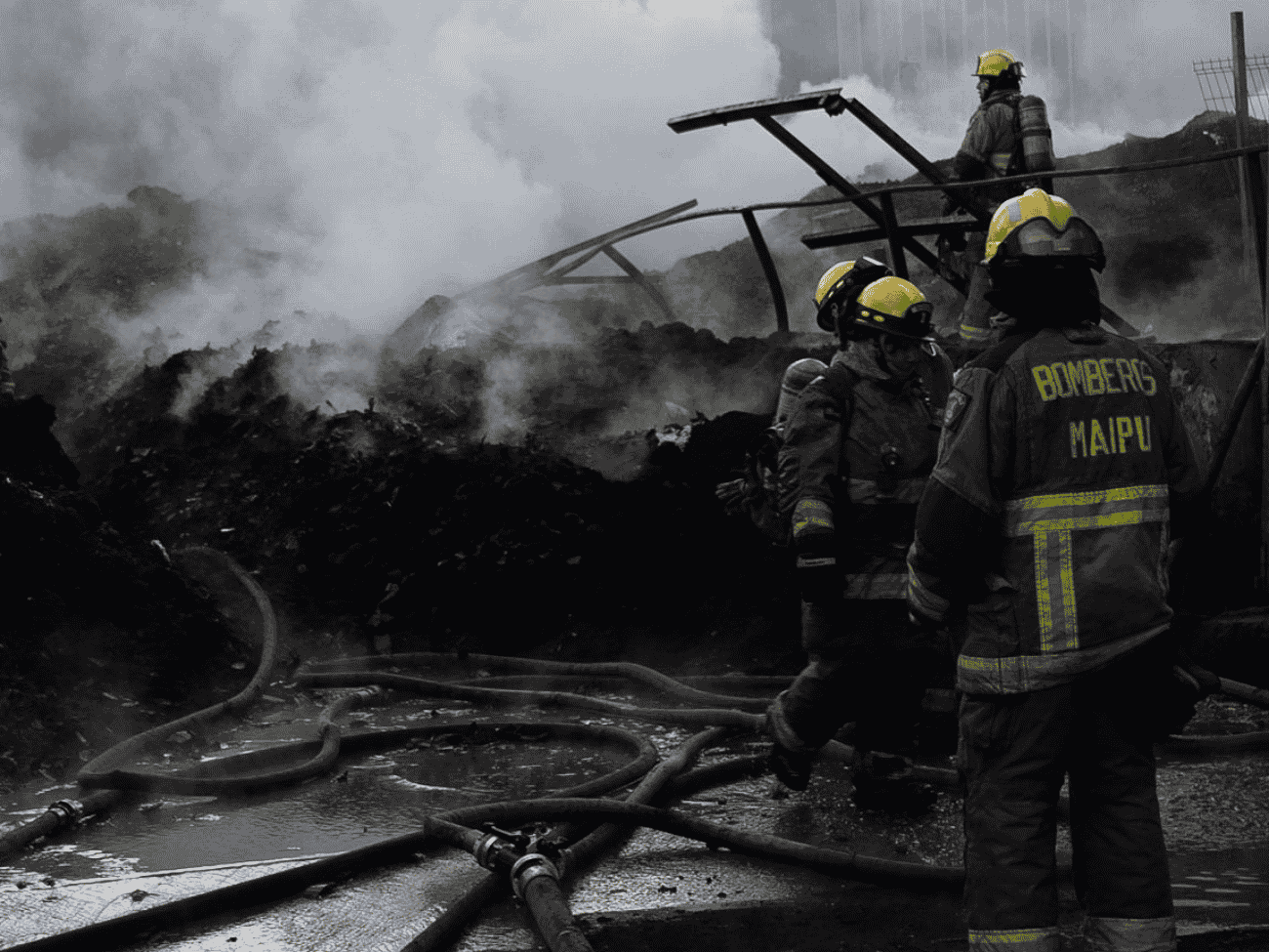 Crónica de una emergencia de más de 30 horas: el trabajo de Bomberos en incendio de procesadora de neumáticos en Cerrillos