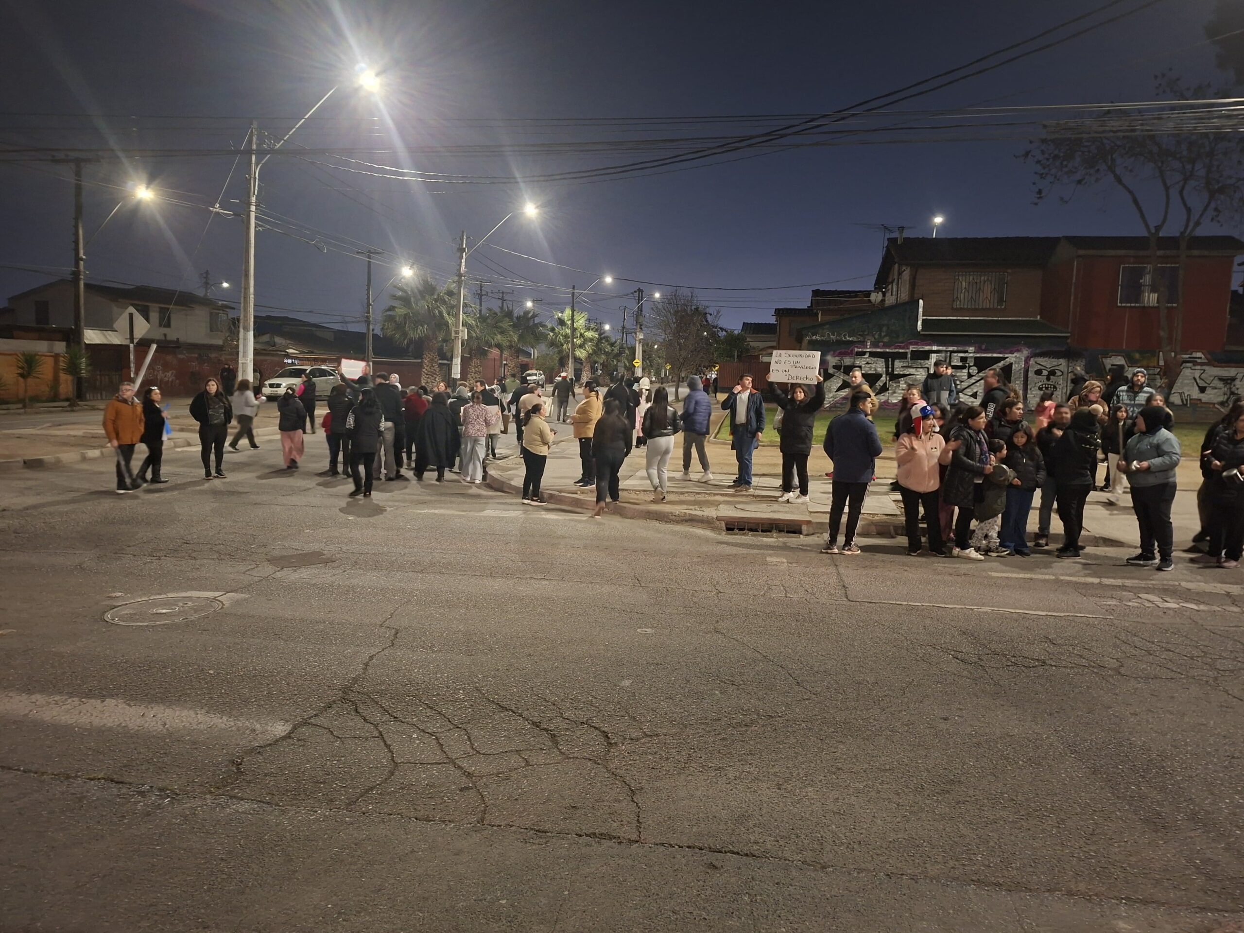 Marcha en Villa El Abrazo de Maipú: comunidad se manifiesta por asesinato a vecina, ola de delincuencia y exige comisaría 1 Marcha en Villa El Abrazo de Maipú: comunidad se manifiesta por asesinato a vecina, ola de delincuencia y exige comisaría