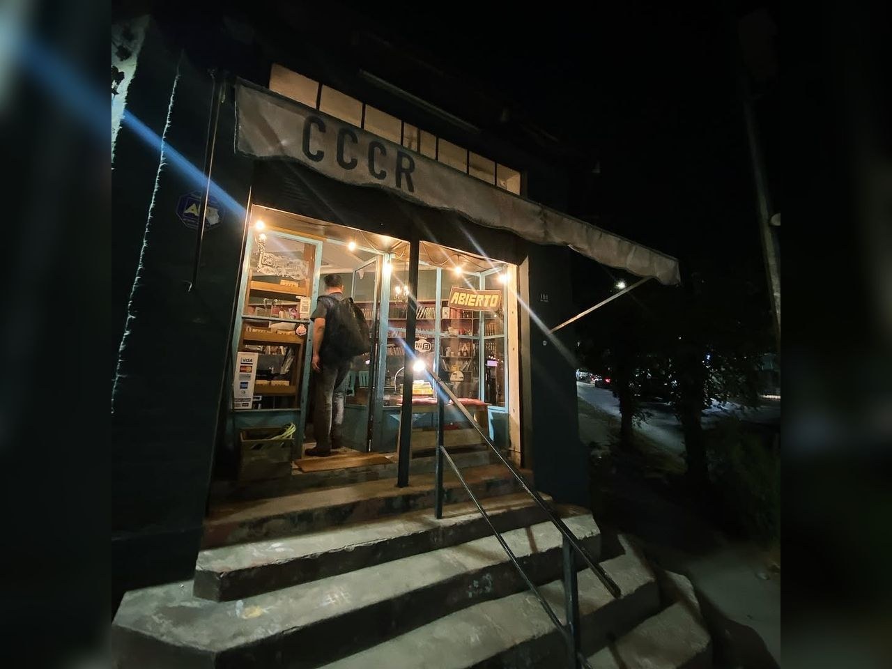 Un DJ de estética noventera japonesa llega a Coffee Culture para animar tu café del viernes