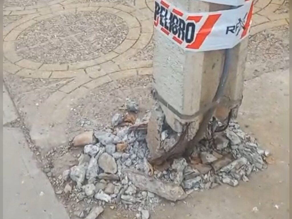 Vecinos de Villa Los Robles I denuncian peligro por poste de luz chocado con riesgo de caída