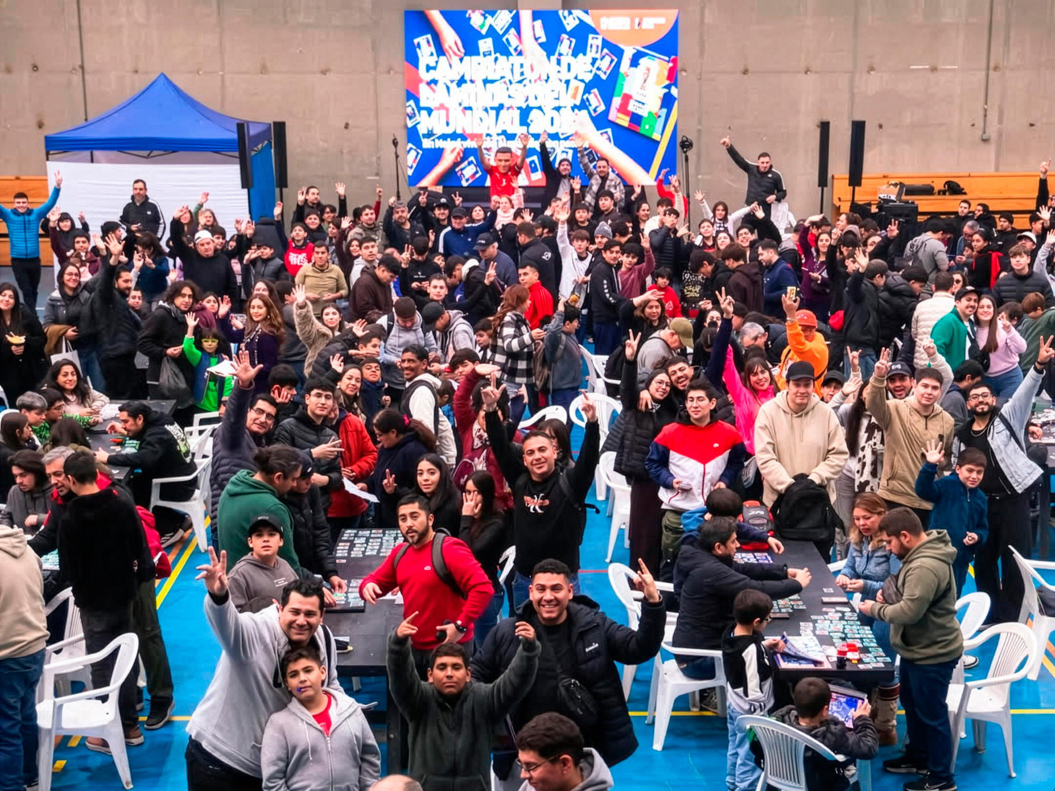 Primera Cambiatón de láminas mundialeras convocó a miles en el Polideportivo Santiago Bueras: Anuncian segunda fecha