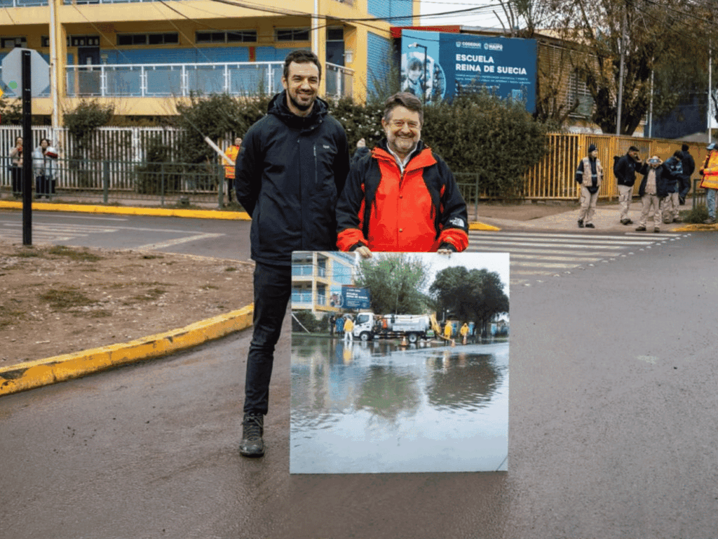 Gobernador Orrego supervisa el funcionamiento del Colector Hugo Bravo en el Barrio Longitudinal