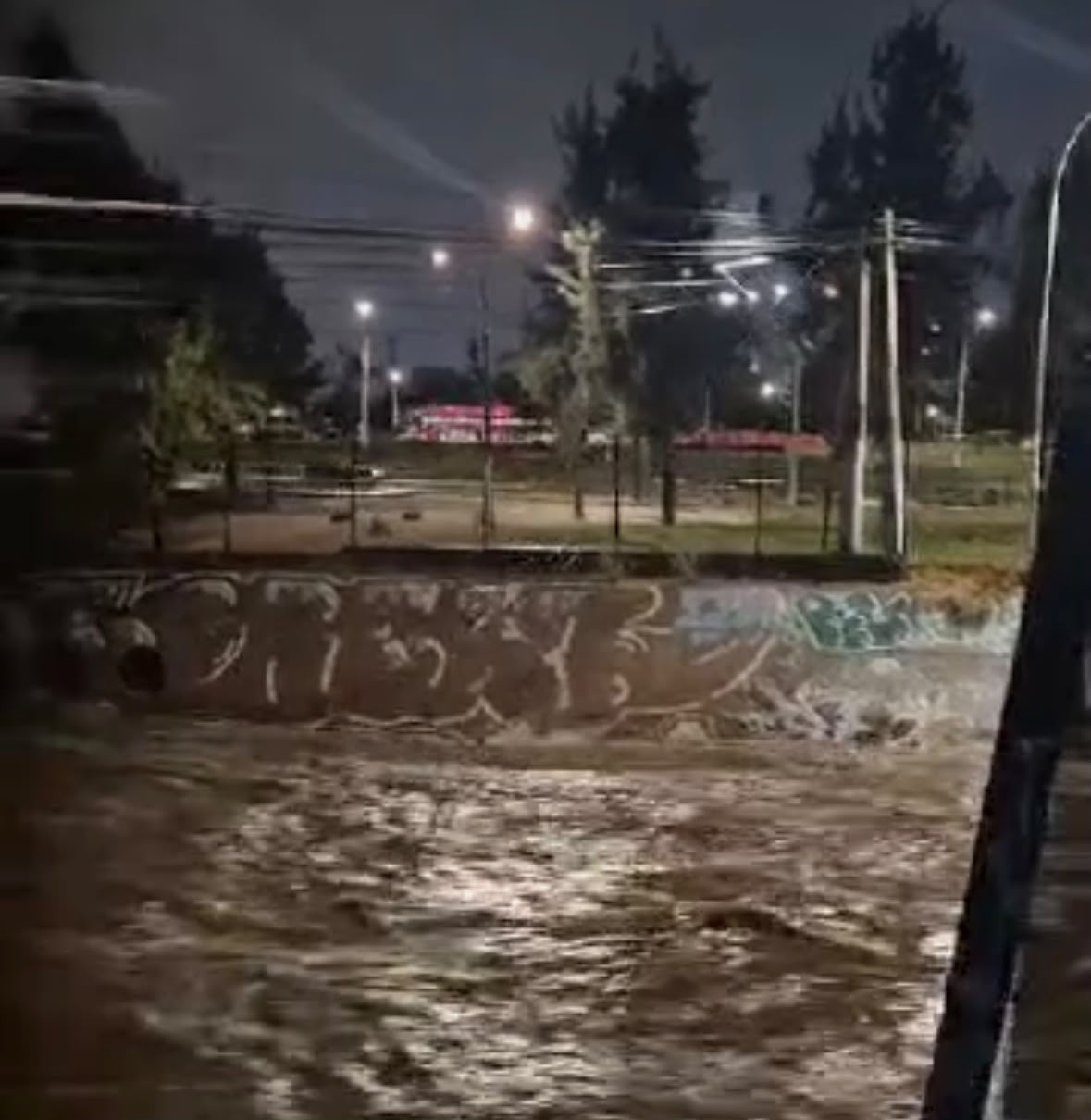 Cable eléctrico cuelga sobre el Zanjón de la Aguada tras crecida por el temporal en Maipú