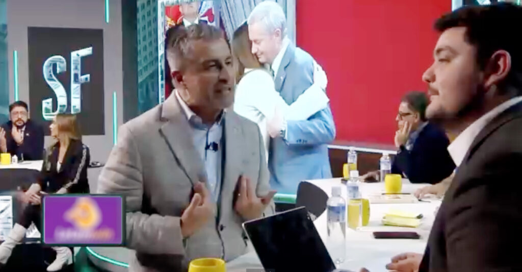 Fernando Solabarrieta encarando a Cristopher Valdivia
