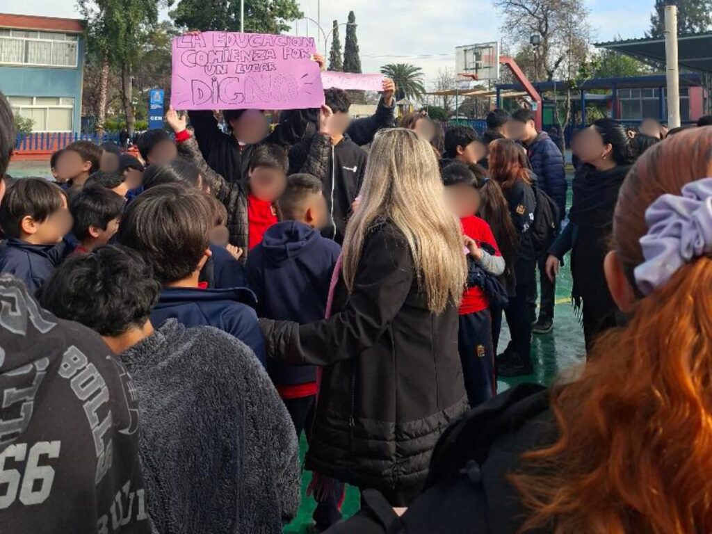 Alumnos protestando en el patio central del colegio.