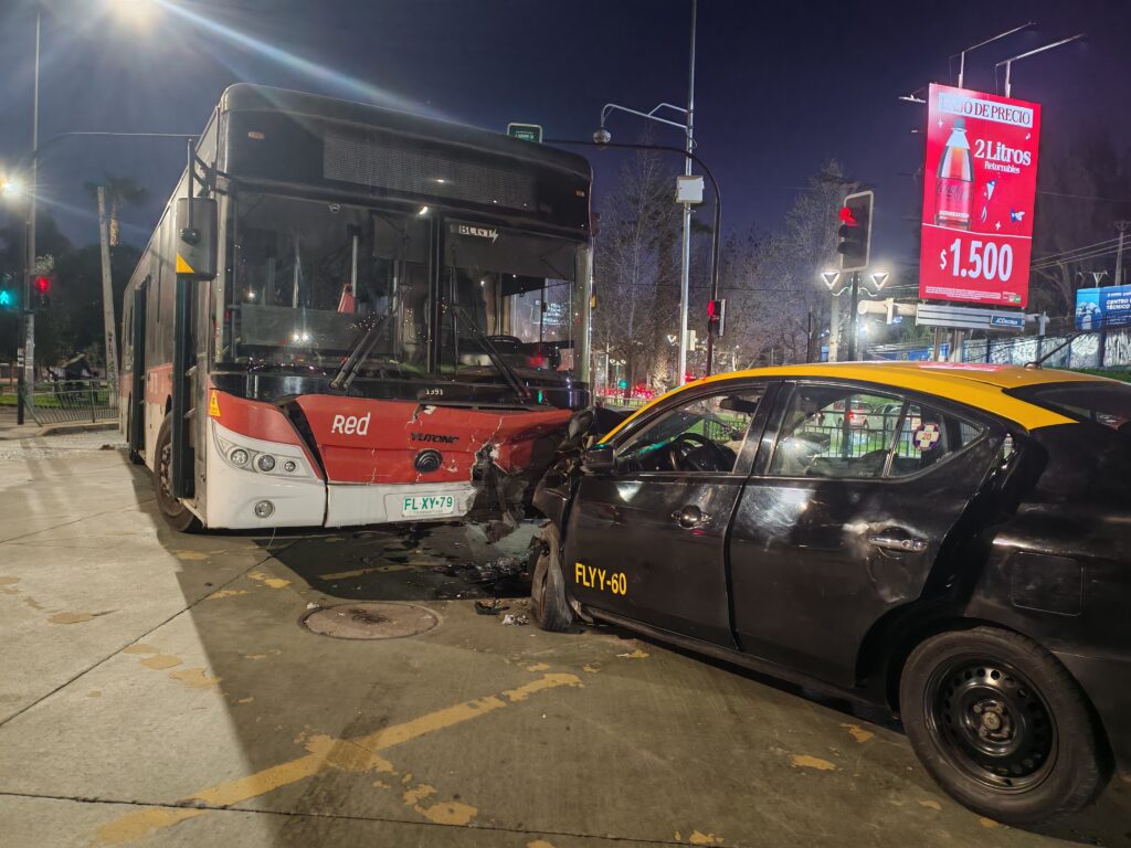 Choque entre bus RED y taxi en Segunda Transversal deja dos lesionados y corta el tránsito en Maipú