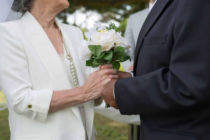 Bono Bodas de Oro sube a $482.295 desde octubre: quiénes pueden pedirlo