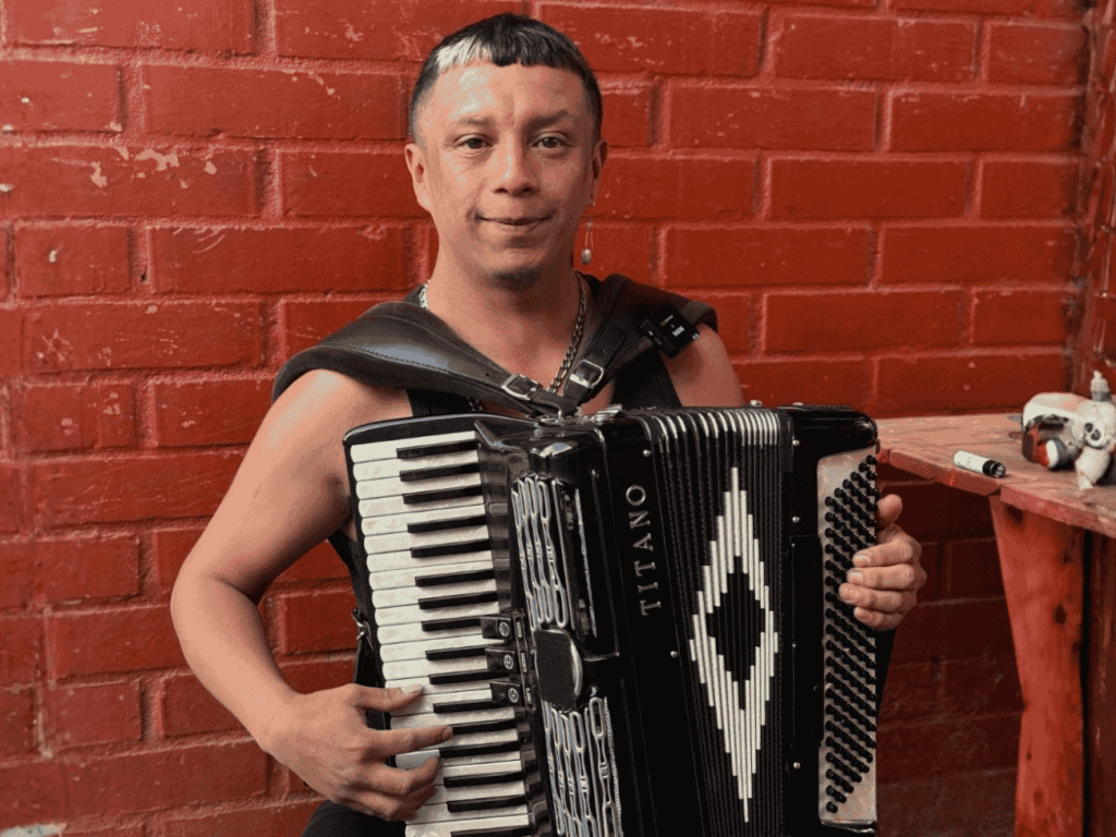 Lautaro Llancaqueo, el músico maipucino que lleva la cueca a la rueda, a la calle y a la micro: «En Chile siempre hay cueca en todos lados, lo que pasa es que no se ve»