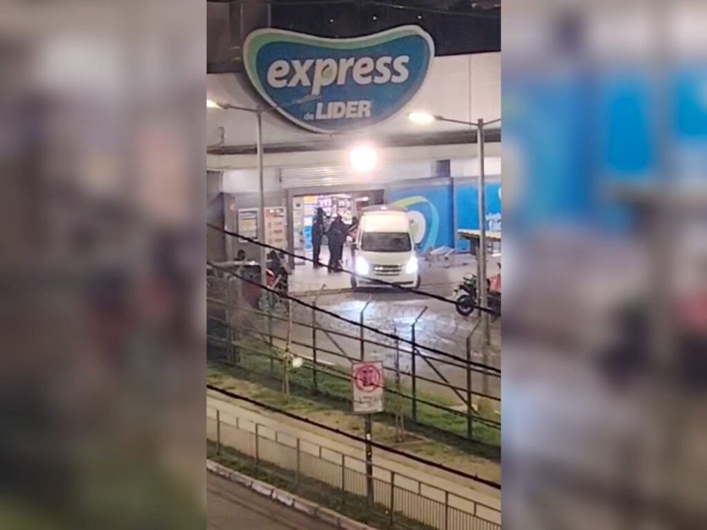 Más de una decena de delincuentes y un cuantioso botín: Turbazo armado a Líder Express en Maipú